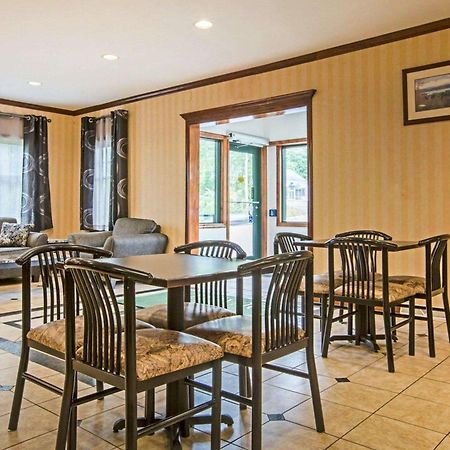 Econo Lodge Glens Falls - Lake George Экстерьер фото